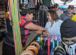 Perto do povo: Professora Maria do Carmo abre primeiro dia de campanha com visita à feira do São José