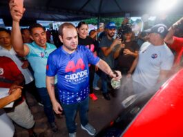 Em Presidente Figueiredo, Roberto Cidade mobiliza apoiadores durante megacarreata
