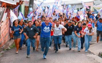 Roberto Cidade 44 destaca propostas para a educação durante caminhada no Santo Agostinho