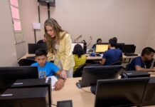 Thaisa Cidade acompanha início de curso inédito de Informática do Cetam para adolescentes com TEA