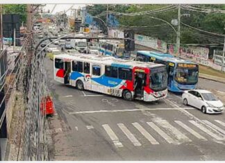 Criminosos usam ônibus em barricadas contra operação policial no Rio