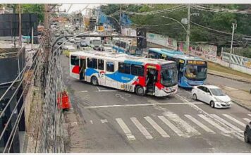 Criminosos usam ônibus em barricadas contra operação policial no Rio
