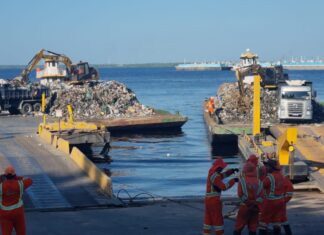 Prefeitura realiza transbordo de 257,6 toneladas de lixo retiradas da orla em julho
