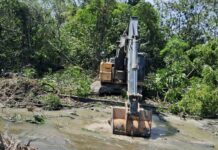 Prefeitura de Manaus retira 900 metros cúbicos de lixo de igarapé durante obra de dragagem e recupera fluxo das águas no Tarumã-Açu