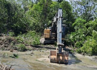 Prefeitura de Manaus retira 900 metros cúbicos de lixo de igarapé durante obra de dragagem e recupera fluxo das águas no Tarumã-Açu