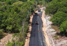 Prefeitura de Manaus avança com aplicação de 80 toneladas de asfalto no ramal do Km 45 da AM-010