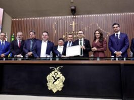 Adjuto Afonso homenageia ACA pelos 155 anos e entrega lei que reconhece a entidade como Patrimônio Cultural