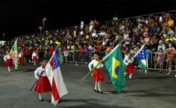 31 escolas se apresentam no primeiro dia de desfiles cívicos de Parintins