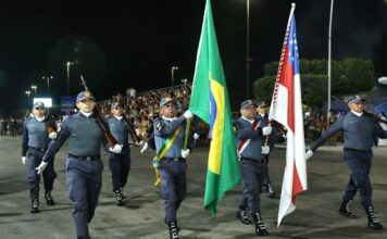 Segundo dia de desfiles cívicos reúne escolas e famílias na Avenida Paraíba em Parintins