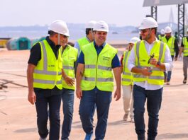 Roberto Cidade inspeciona construção de terminais flutuantes para comunidades do interior do Amazonas