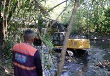 Prefeitura de Manaus executa dragagem em igarapé do conjunto Petros, no bairro Coroado