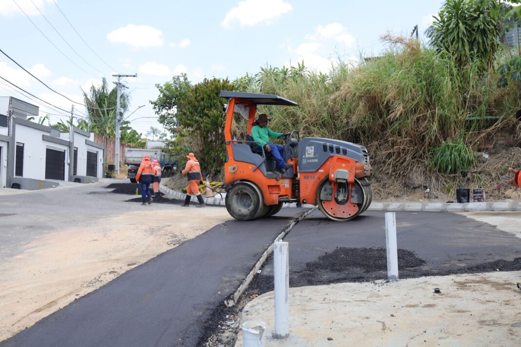 Prefeitura de Manaus transforma rua no bairro Parque 10 de Novembro e garante mais segurança e mobilidade com novo asfalto 3(1)