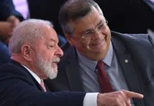 Lula liga para Dino durante evento do governo e Flávio Bolsonaro questiona: “Subordinado?”