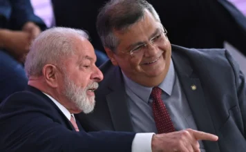 Lula liga para Dino durante evento do governo e Flávio Bolsonaro questiona: “Subordinado?”