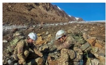 Centenas de munições da Primeira Guerra Mundial, expostas pelo derretimento do gelo, são removidas das Dolomitas