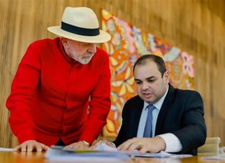 LULA APOSENTOU A MARRA? Após levar fumo da opinião pública e bater o pé contra o envio de aviões, governo federal volta atrás e manda socorro para o Amazonas